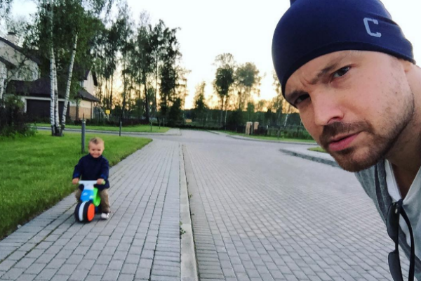 Чадов поделился снимком с совместной прогулки с сыном Федором