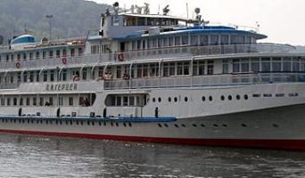 На борту теплохода в Криушах обнаружен труп капитана