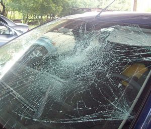 Водитель разбил рукой лобовое стекло служебного автомобиля