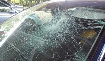 Водитель разбил рукой лобовое стекло служебного автомобиля