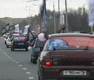 В Казани исламисты проехали автоколонной с развернутыми флагами