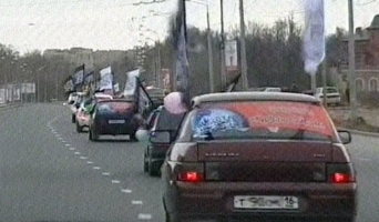 В Казани исламисты проехали автоколонной с развернутыми флагами