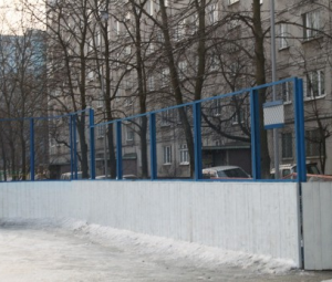 В Заволжье ведутся работы по подготовке хоккейных кортов к зиме. Из 23 кортов ремонта требуют 13