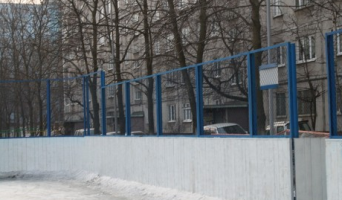 В Заволжье ведутся работы по подготовке хоккейных кортов к зиме. Из 23 кортов ремонта требуют 13