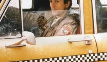 Честный таксист не стал передавать деньги пенсионерки мошенникам