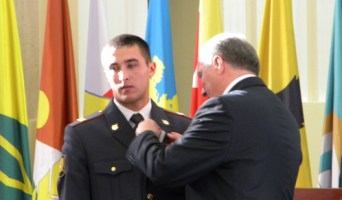 Наградили медалями за задержание молодого человека, напавшего на несовершеннолетнюю