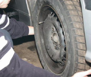 Полицейские задержали молодых людей, подозреваемых в краже автомобильного колеса