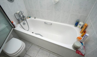 Рабочие-вахтовики, избив своего коллегу, спрятали его тело в ванной комнате