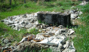 Предпринимателя обязали убрать мусор после демонтажа теплотрассы