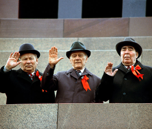 Путин подписал закон, позволяющий оставаться на госслужбе до 70 лет