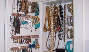 Несовершеннолетний похитил у мамы своего друга ювелирные изделия