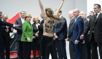 Активистки Femen разделись перед Путиным