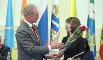 Губернатор Сергей Морозов вручил почётные награды лучшим муниципальным служащим Ульяновской области