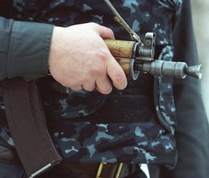 Отнял автомат у полицейского