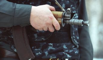 Отнял автомат у полицейского