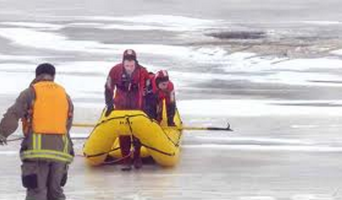 Пожарные ПЧ-24 спасли провалившегося под лёд молодого человека