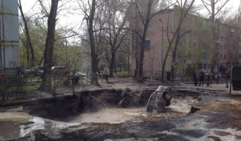 В Самаре машина ушла под асфальт из-за прорыва трубы