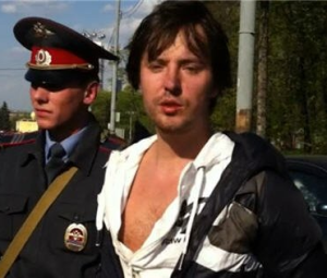 Пьяный Витас после ДТП у ВВЦ при задержании вставал на колени