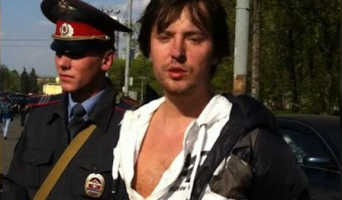 Пьяный Витас после ДТП у ВВЦ при задержании вставал на колени