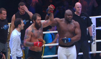 Александр Емельяненко победил в бою против Боба Саппа