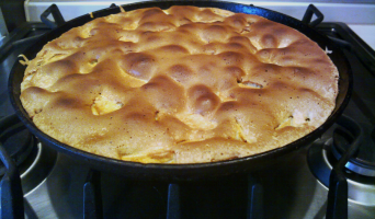 Шарлотка с яблоками в мультиварке