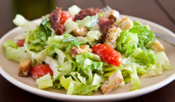 Салат Цезарь с курицей