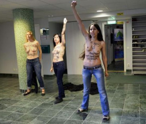 Активистки движения Femen обнажились в мечети: фото