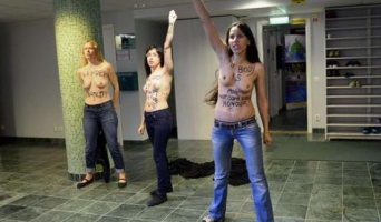 Активистки движения Femen обнажились в мечети: фото