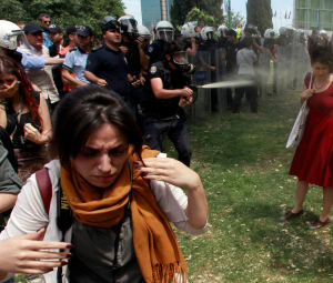 «Девушка в красном платье” как символ неповиновения режиму Эрдогана