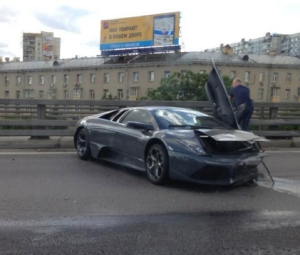 «Ламборджини» врезался в отбойник на Третьем транспортном кольце