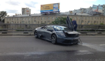 «Ламборджини» врезался в отбойник на Третьем транспортном кольце