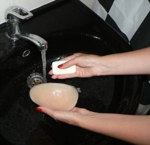 Особенности использования силиконового бюстгальтера