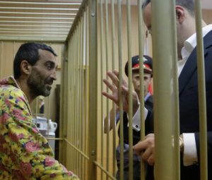 Водитель КамАЗа появился в суде в женском халате