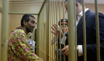 Водитель КамАЗа появился в суде в женском халате