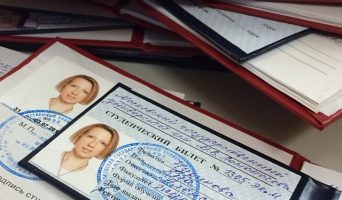 Яна Чурикова поступила на журфак МГУ