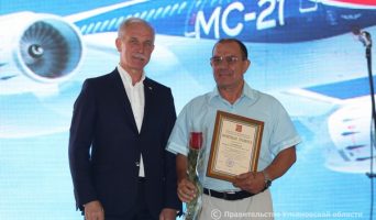 Губернатор Сергей Морозов наградил лучших авиастроителей